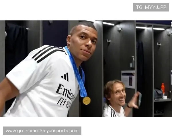 姆巴佩在更衣室怒斥替补，镜头捕捉到尖锐瞬间