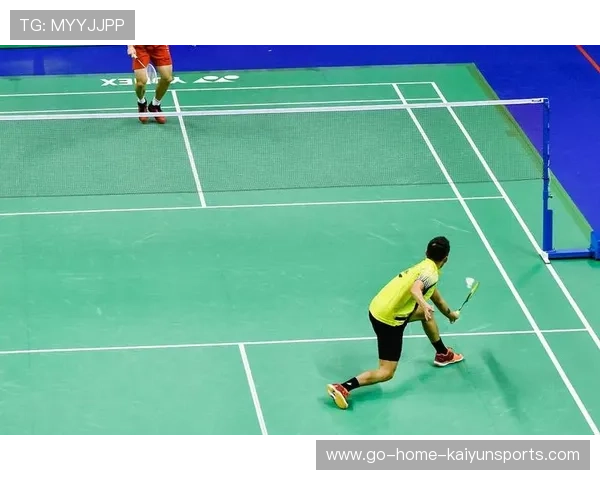 羽毛球反手挑球贴线过网，美得不像实力