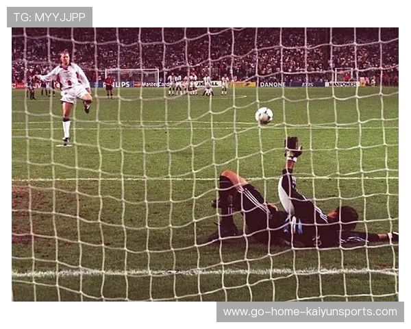 前锋点球冷静命中带队进入决赛圈赢得喝彩